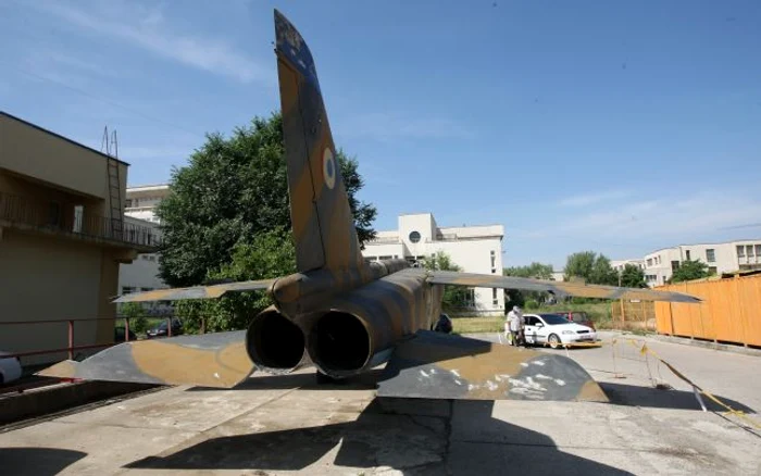 Avion de luptă la Facultatea de Mecanică din Iaşi