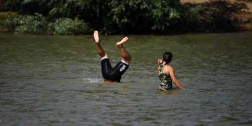 Timişoara: VIDEO Şmecherii cu sky-jet sunt mai periculoşi decât canicula şi înecul pentru oamenii care fac baie în Timiş (GALERIE FOTO)