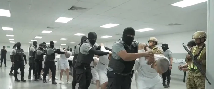 Soţia l-a recunoscut printre deţinuţi pe Abrego Garcia. FOTO: captură video