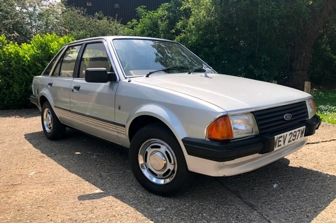 
    Automobilul Ford Escort Ghia Saloon a fost găsit în stare foarte bună  