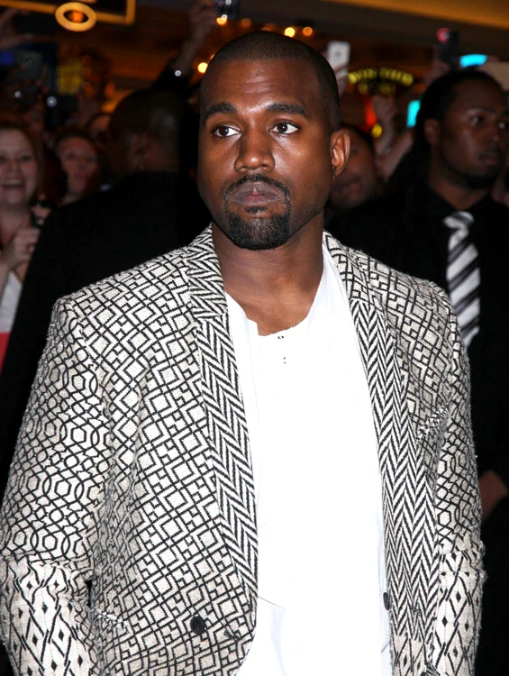 Kanye West într-o ținută alb negru