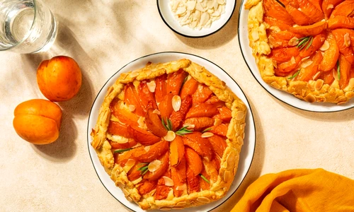 Tarta caise  Sursa foto shutterstock 2329500821 jpg