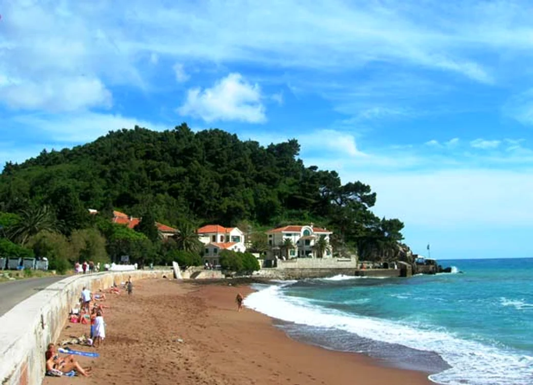 Cele mai frumoase staţiuni din Muntenegru: Plaja Petrovac este recomandată familiştilor