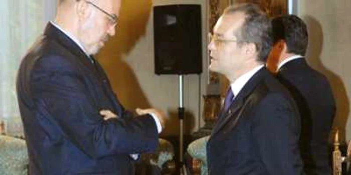 Premierul Emil Boc (dreapta) i-a promis lui Marko Bela că rezolvă problema Legii educaţiei