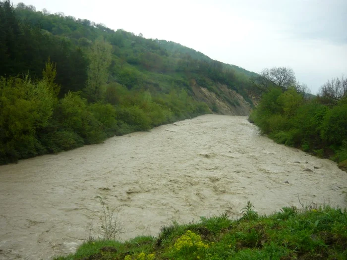 Râurile au depăşit cotele de inundaţii