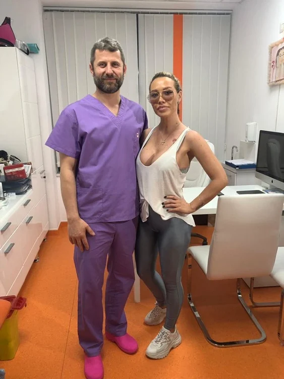 Raluca Podea poartă ochelari de soare după blefaroplastia făcută la dr. Călin Doboş