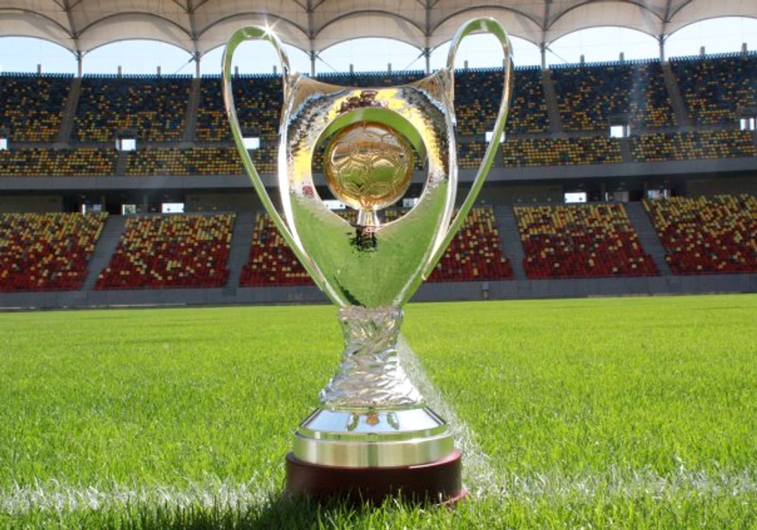 
    Trofeul acordat pentru câştigătoarea Supercupei (foto: frf.ro)  