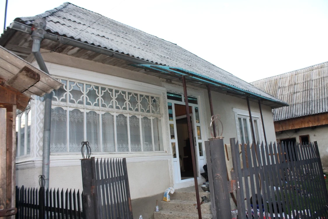 Rudele bărbatului pregătesc acum casa în care acesta luia de înmormântare FOTO: Bianca Sara