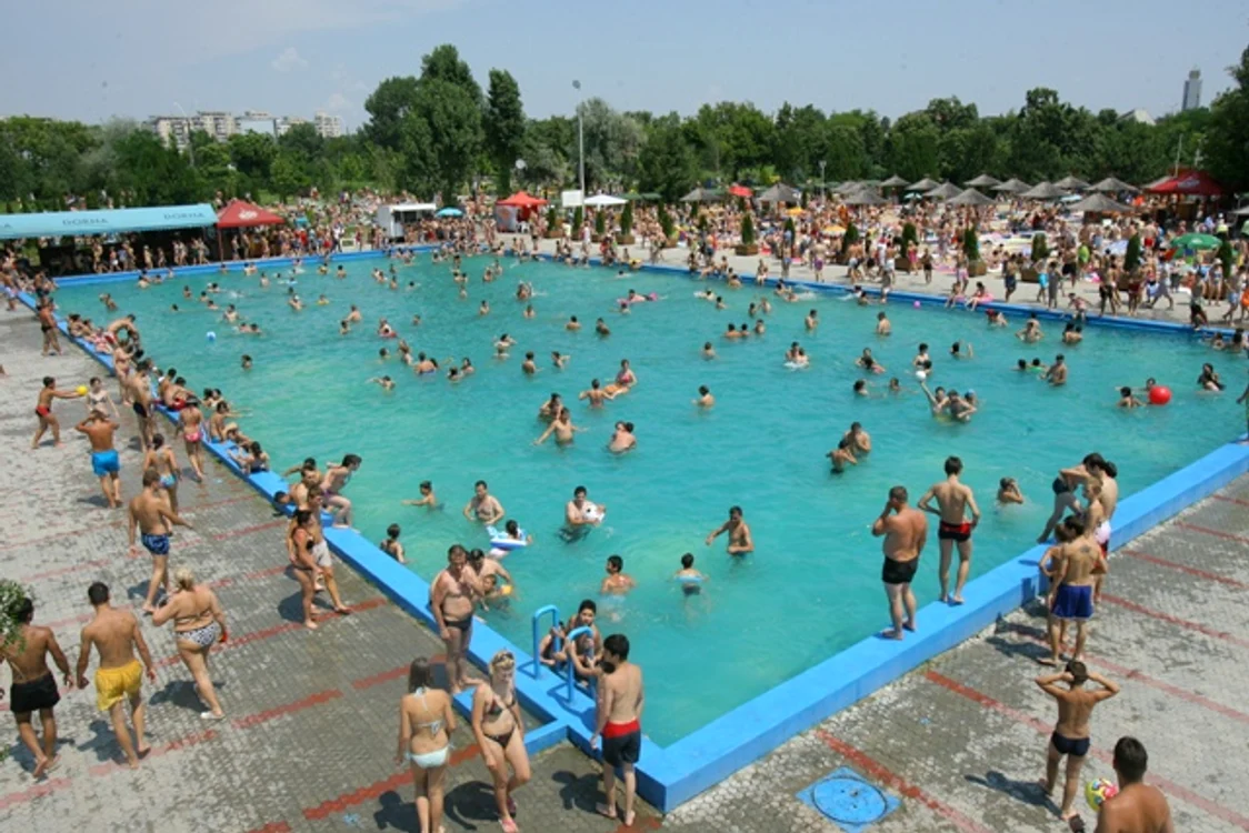 
    Anul trecut, ştrandul a fost luat cu asalt de mii de bucureşteni  