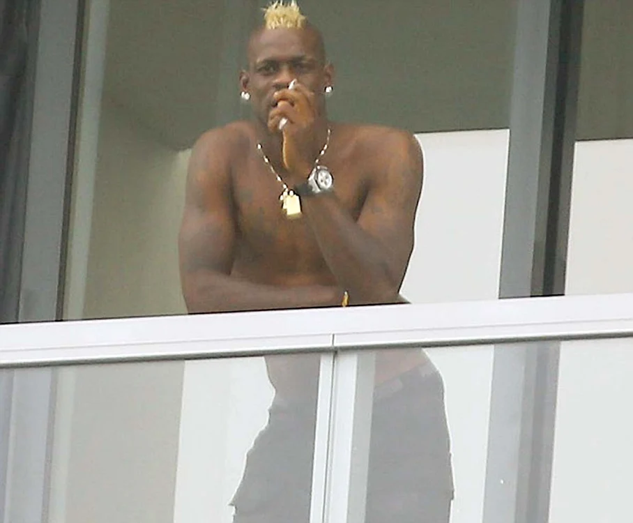 Balotelli fumeaza