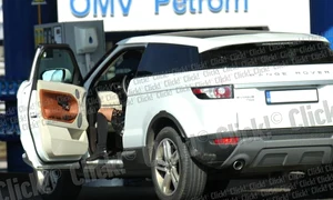 Elzy, iubita lui Dorian Popa, sexy la benzinărie  (Foto: Cezar Preda) jpeg