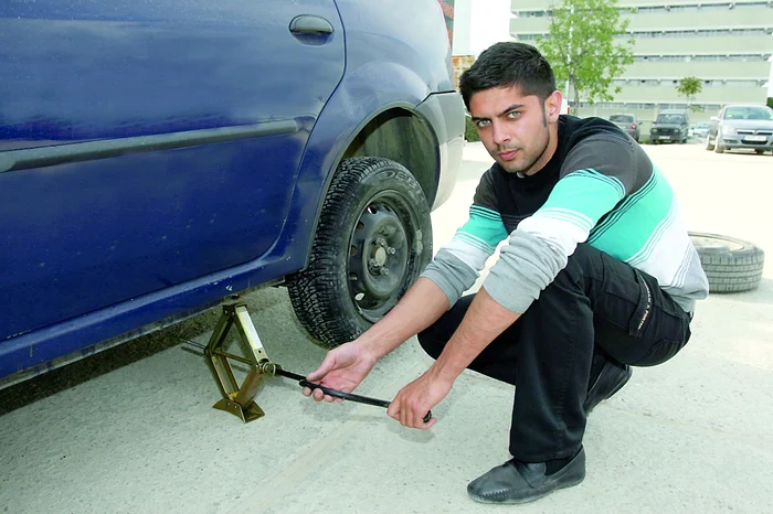 5. Înfiletează şuruburile şi scoate cricul