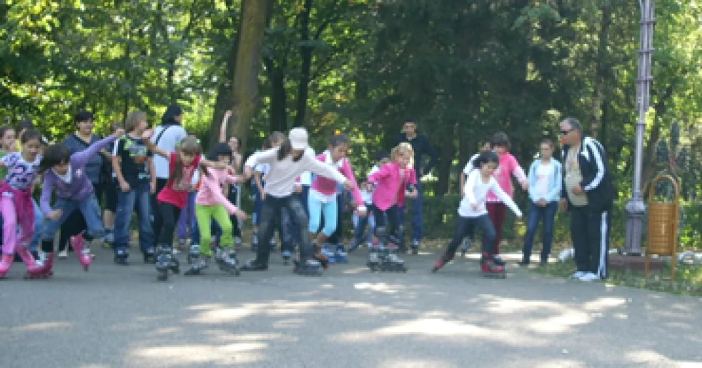 Bacau: Zeci de elevi s-au întrecut în parc pentru un mediu mai curat