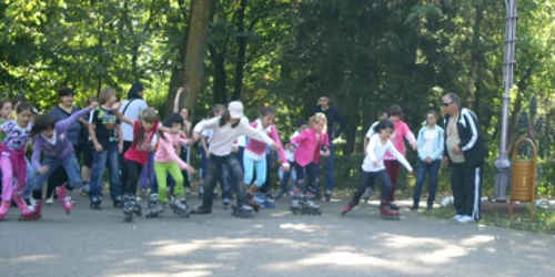 Bacau: Zeci de elevi s-au întrecut în parc pentru un mediu mai curat