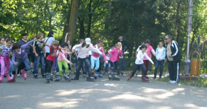 Bacau: Zeci de elevi s-au întrecut în parc pentru un mediu mai curat