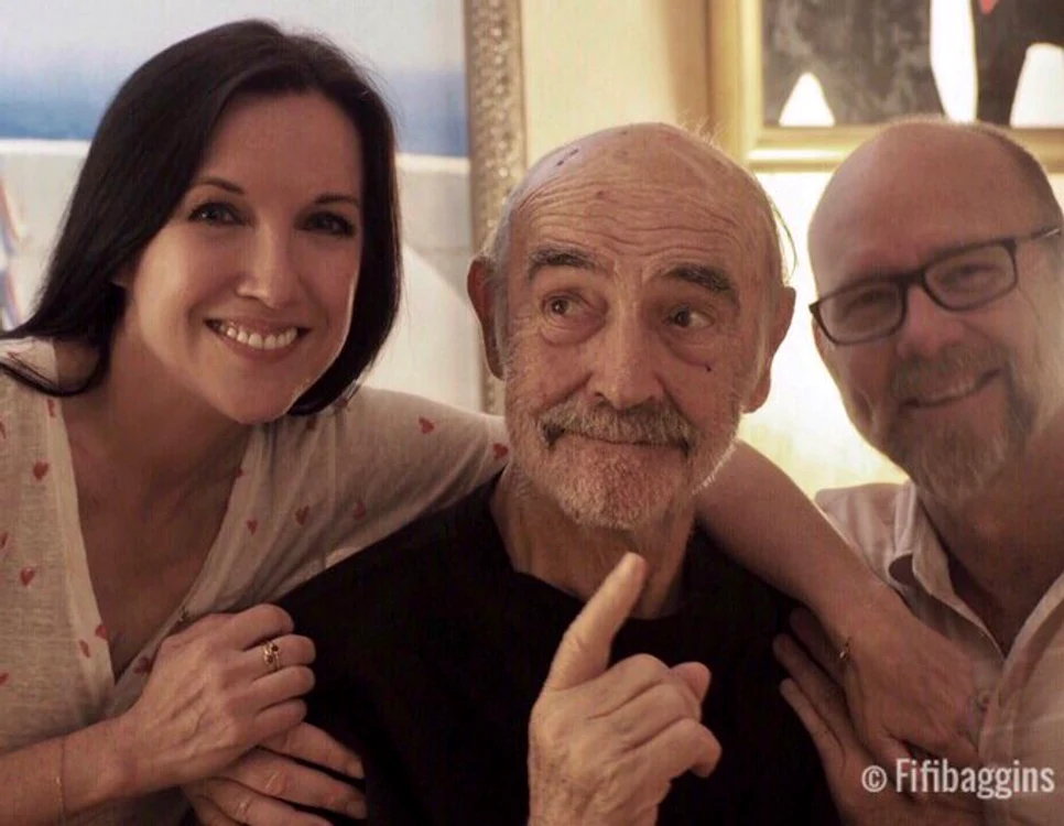 
    Sean Connery, la împlinirea a 89 de ani, alături de fiu şi iubita acestuiafoto: Twitter/@fifibaggins  