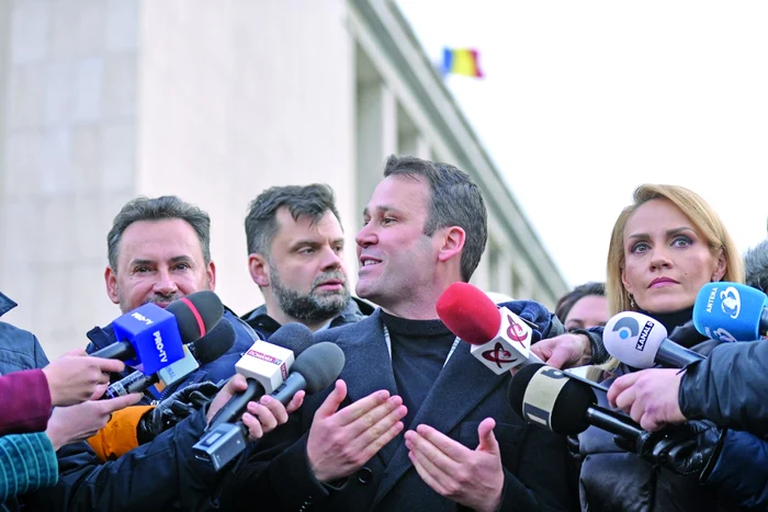 Robert Negoiţă, Adrian Dobre şi Gheorghe Falcă, trei dintre primarii care au participat la întâlnirea cu Liviu Dragnea şi Eugen Teodorovici. FOTO Mediafax