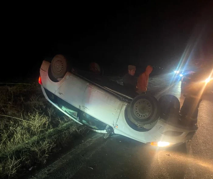 O mașină s-a răsturnat pe DN25 în Galați FOTO: ISU Galați
