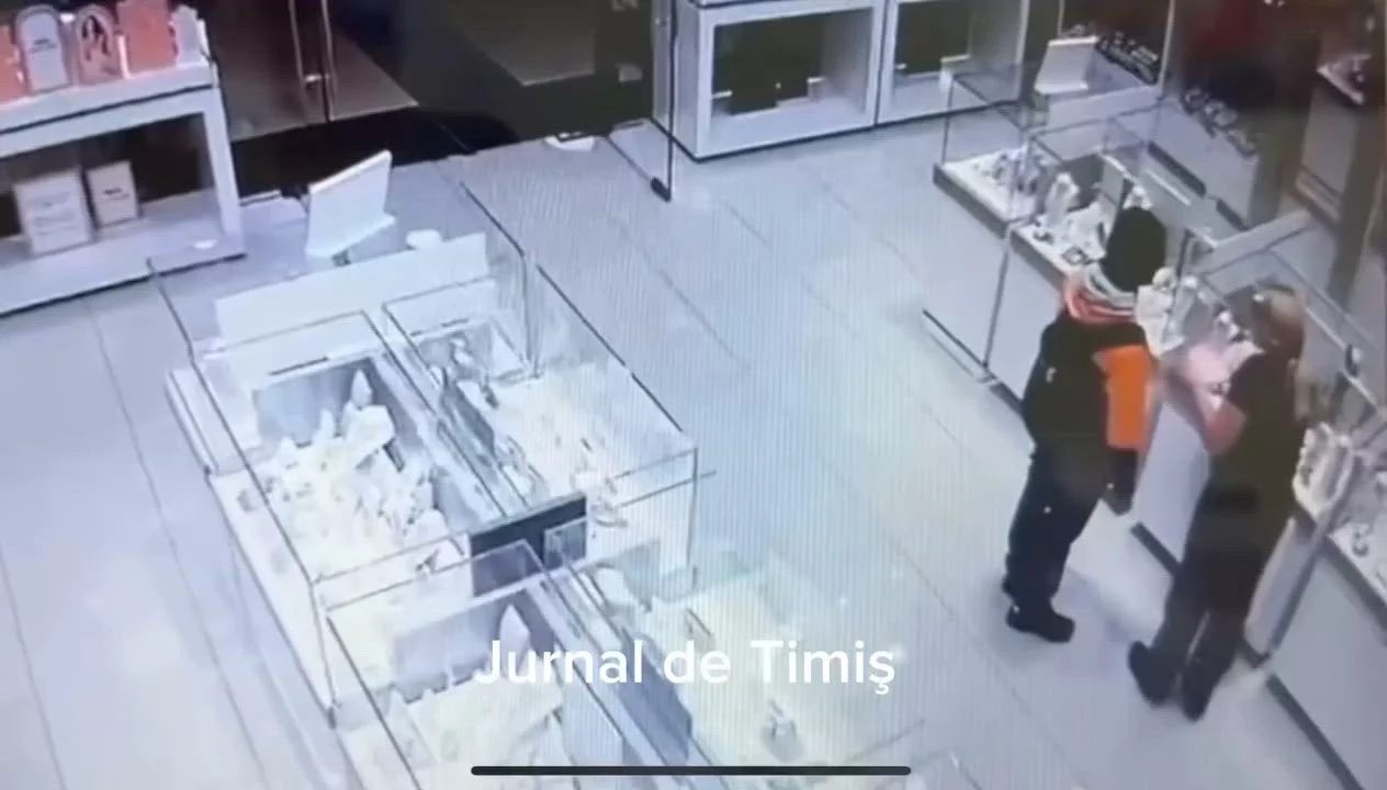 Tentativă de jaf într-un mall din Timișoara: Un bărbat a vrut să fure o brățară de 7.000 euro și un inel cu diamant, dar a fost prins de un trecător
