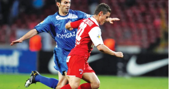 Gabi Torje (numărul 22) a centrat decisiv la golul care a adus trei puncte importante pentru Dinamo