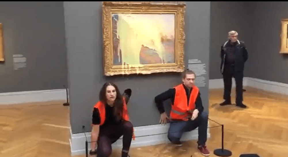 Un tablou de Monet, atacat cu piure de cartofi. Militanţii ecologişti au atacat încă un tablou faimos