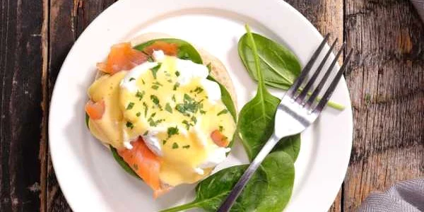 Ouă Benedict cu somon afumat