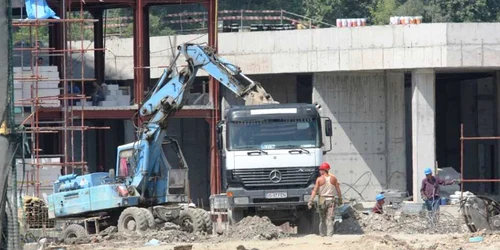 Domeniul construcţiilor îşi revine cel mai greu FOTO: ADEVĂRUL