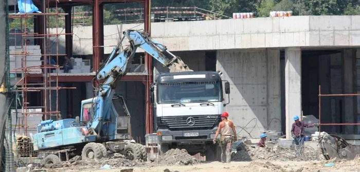 Domeniul construcţiilor îşi revine cel mai greu FOTO: ADEVĂRUL