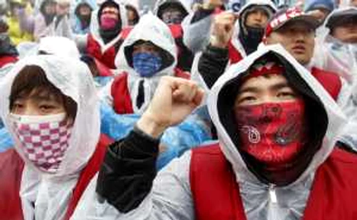 Jurnaliştii de la televiziunile KBS, MBC şi YTN şi de la agenţia de presă Yonhap protestează împotriva cenzurii şi a influenţelor politice în media de stat.