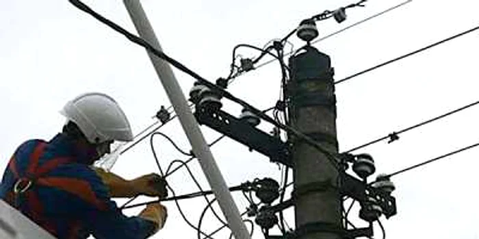 Echipele Electrica lucrează pentru a repune în funcțiune rețelele afectate de furtună