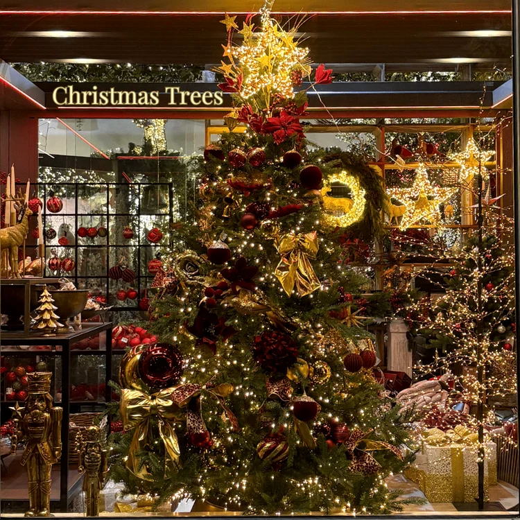 Brad de Crăciun și decorațiuni superbe de sărbători Sursă Christmas Land