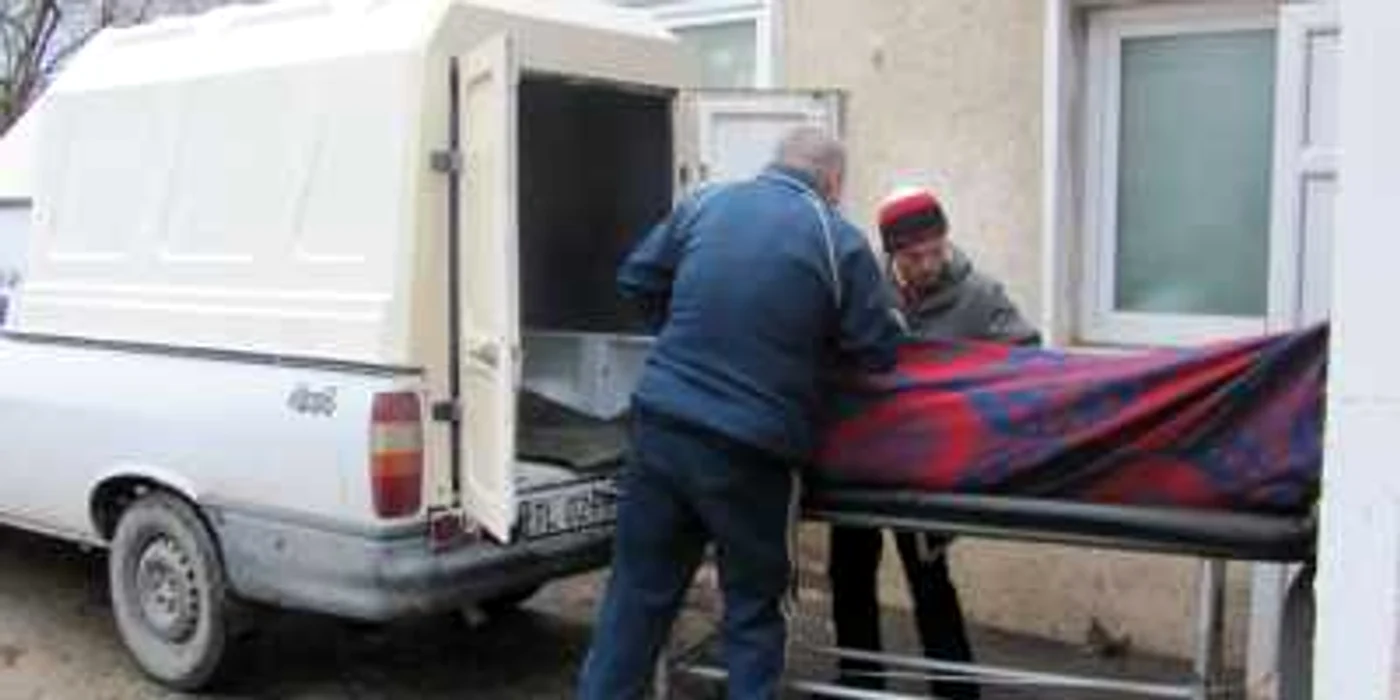 Trupurile neînsufleţite au fost transportate la SML Ialomiţa FOTO: adevarul.ro