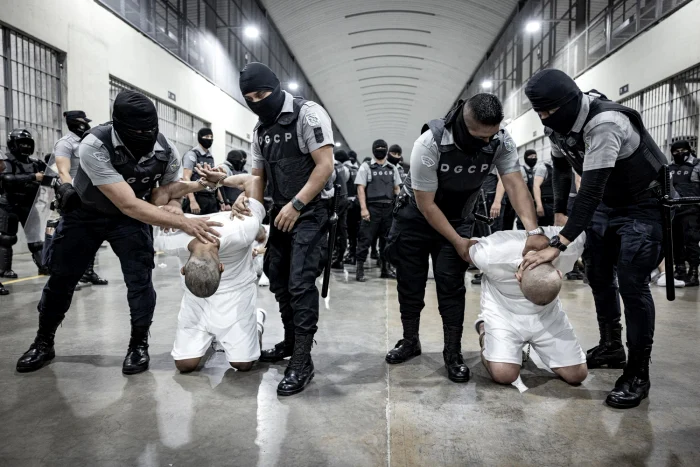 Peste 200 de presupuși membri ai Tren de Aragua au fost transferați în El Salvador FOTO Getty Images