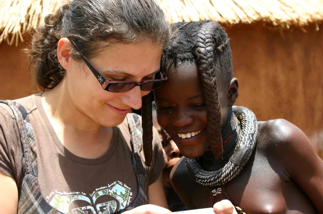 Raluca Ştefan, împreună cu o fată himba