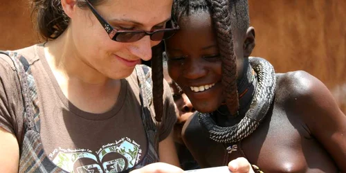 Raluca Ştefan, împreună cu o fată himba