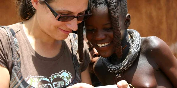 Raluca Ştefan, împreună cu o fată himba