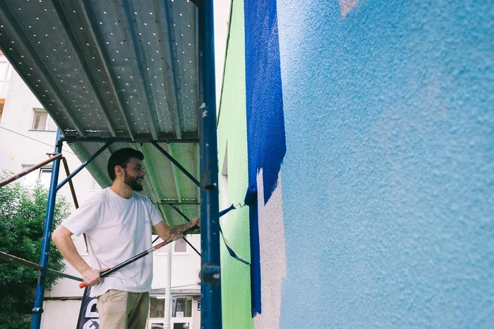 Luchian, unul dintre artiști, în timpul creației. Așterne vopseaua cu trafaletul