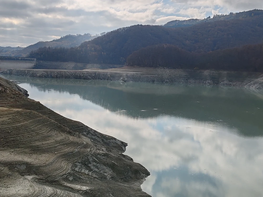 O galerie de acces a barajului Paltinu s-a înfundat. Autoritățile intervin în regim de urgenţă pentru deblocarea ei