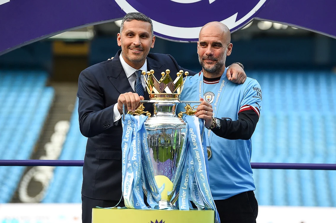 Președintele lui Manchester City, Khaldoon Al Mubarak, alături de Pep Guardiola