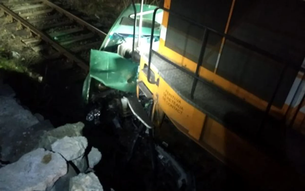 Accident feroviar pe Valea Oltului la Câineni - Vâlcea - o maşină a căzut pe şine şi a fost lovită de un tren Foto Adevărul