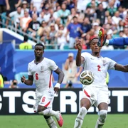 Mbappe in lupta pentru un balon jpg