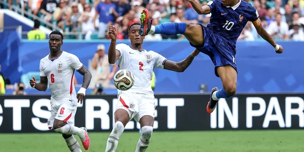 Mbappe in lupta pentru un balon jpg