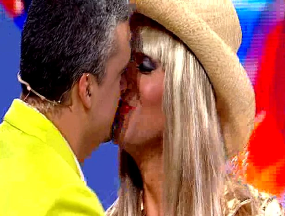 
    Aurelian Temişan şi Jorge se sărută pe gurăFoto: Antena 1  