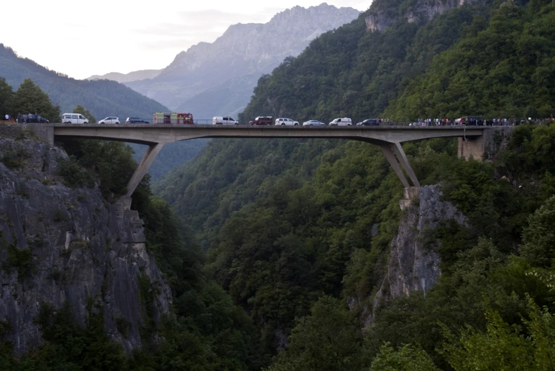 Vedere asupra locului în care s-a produs accidentul de autocar din Muntenegru. (Foto: Reuters)