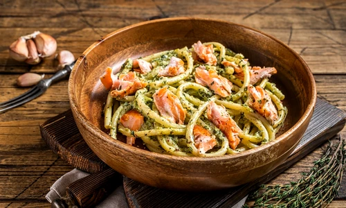 Paste cu somon si sos pesto  Sursa foto shutterstock 2072087981 jpg
