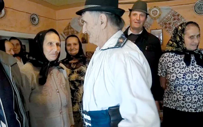 Ion, alături de câteva fete