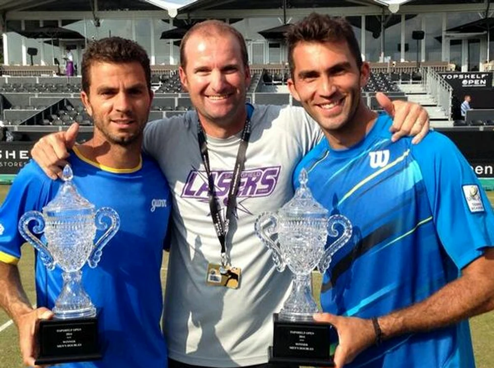 
    Horia Tecau si Jean Julien Rojer cu trofeul de la Hertogenbosch  