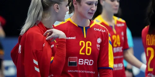 Jucătoarele echipei naţionale de handbal a României plâng la finalul meciului cu Spania de la Campionatul Mondial de Handbal din Kumamoto Japonia. FOTO EPA-EFE