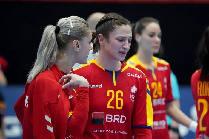 Jucătoarele echipei naţionale de handbal a României plâng la finalul meciului cu Spania de la Campionatul Mondial de Handbal din Kumamoto Japonia. FOTO EPA-EFE