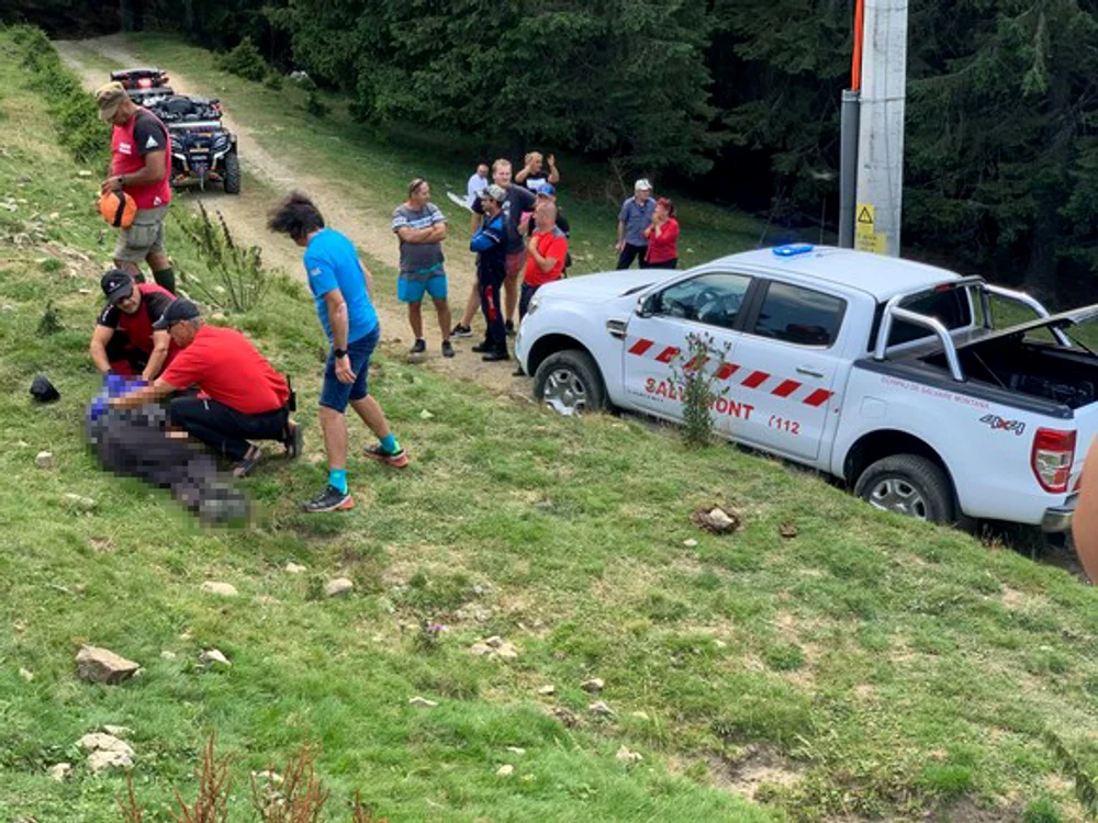
    Bărbatul a căzut de la 6-8 metri înălțimefoto: Mondo TV / Facebook  